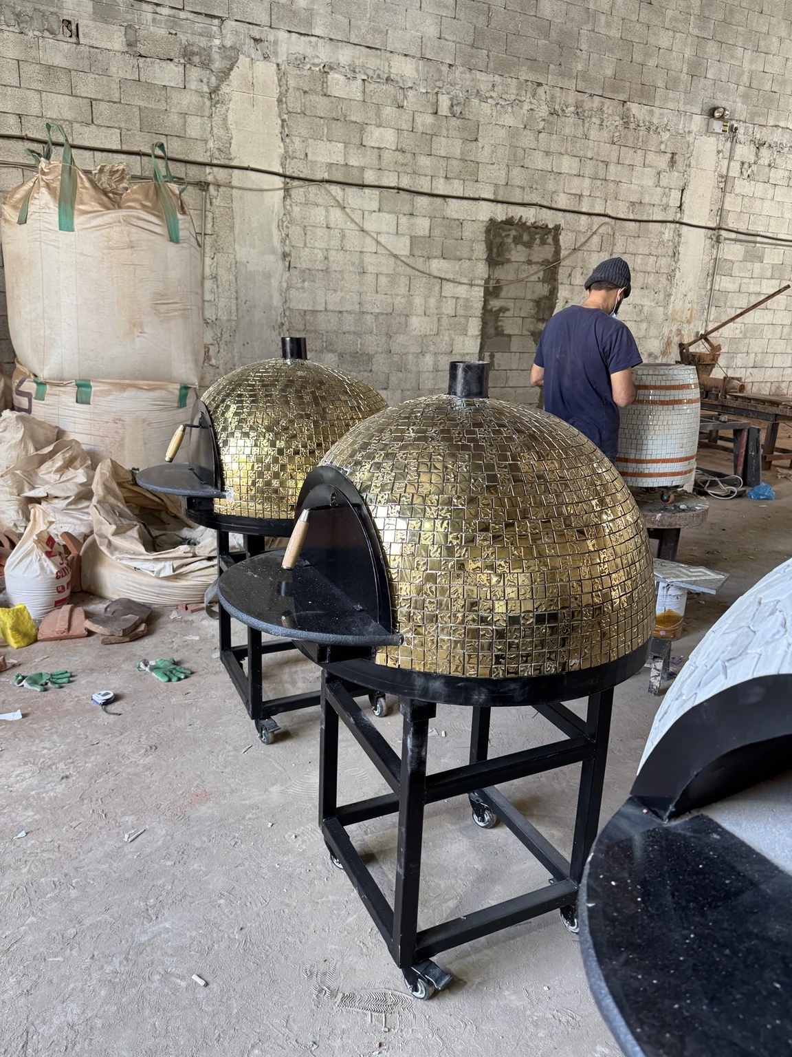 فرنان بيتزا منزليان ذهبيان — مصنع الشرق للأفران