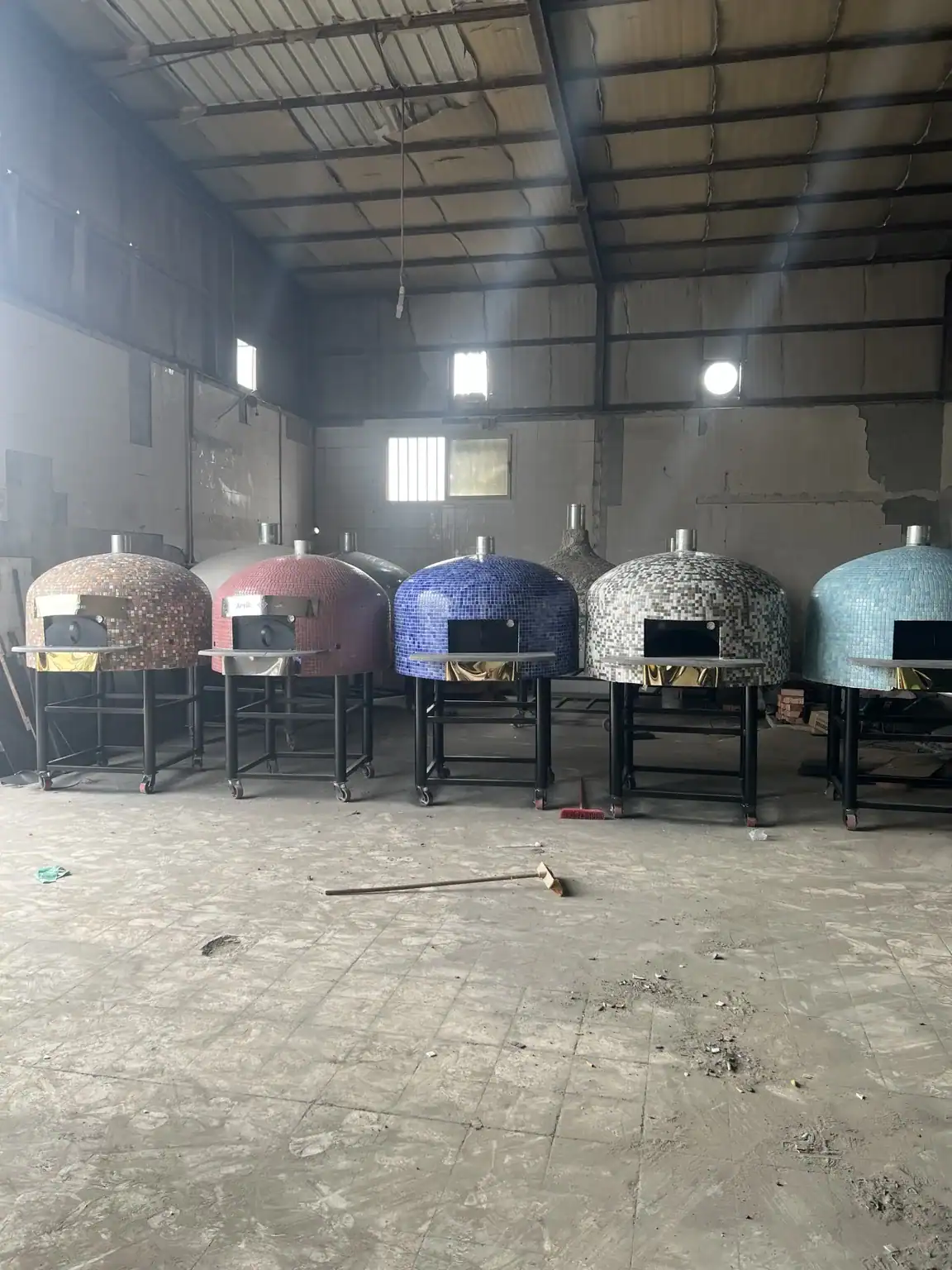 خمسة أفران بيتزا نابولية ملونة جاهزة في مصنع الشرق بالدمام