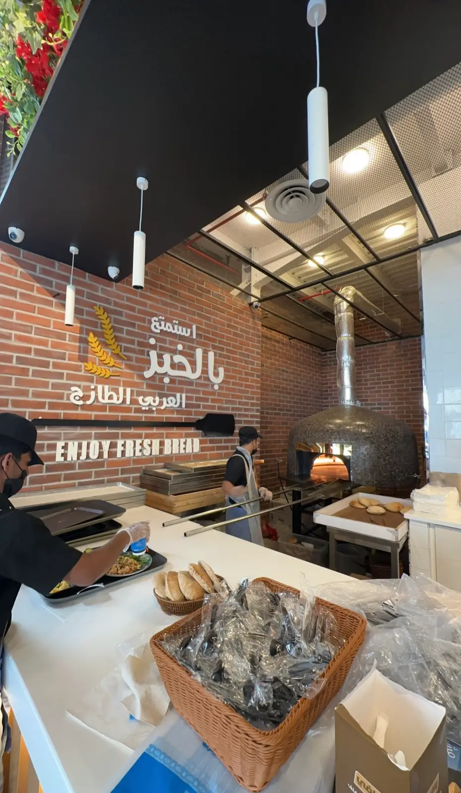 فرن حجري يعمل داخل محل شاي ومخبوزات خلف كاونتر الخدمة
