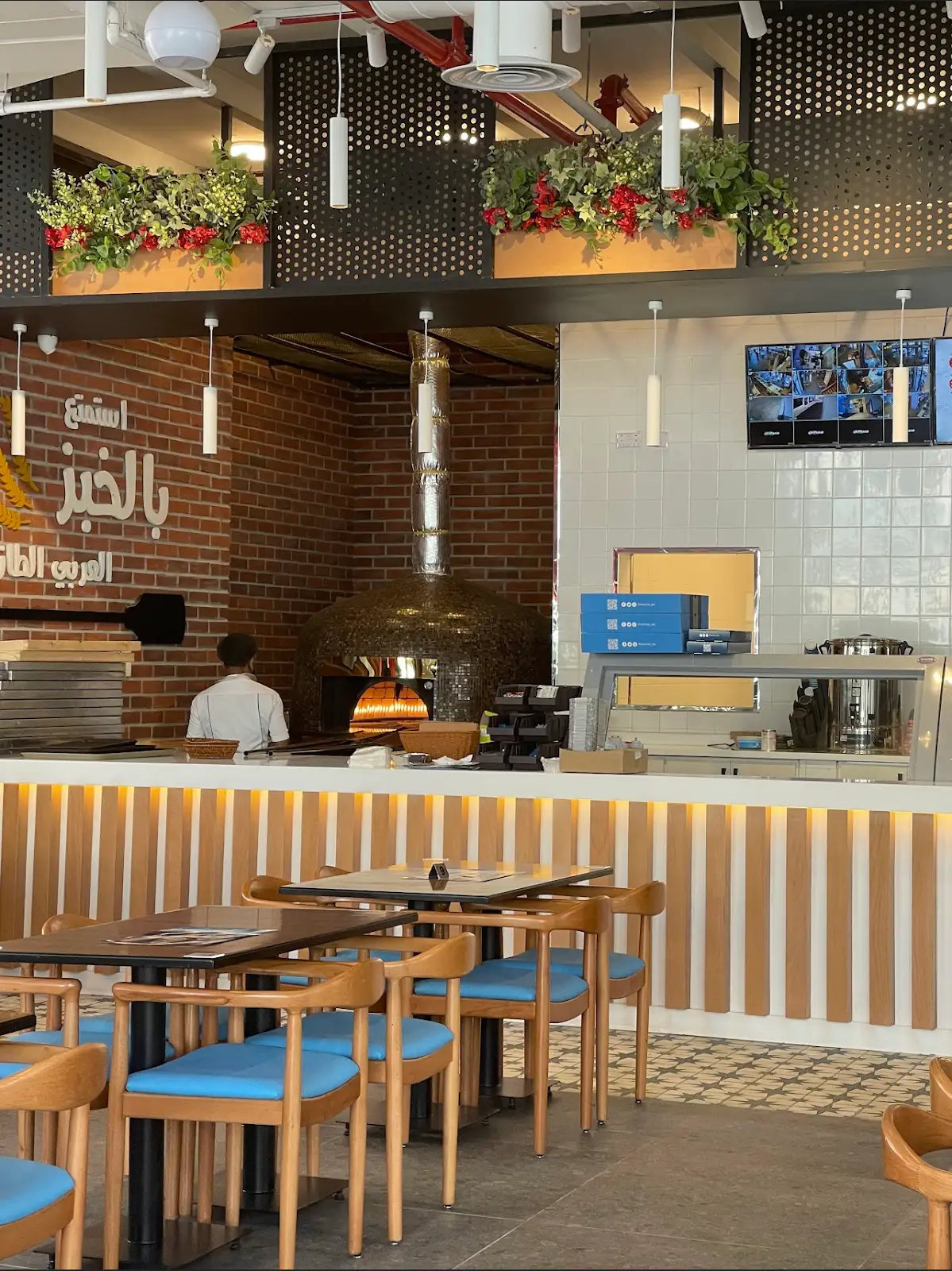 فرن تجاري داخل محل شاي ومخبوزات في السعودية